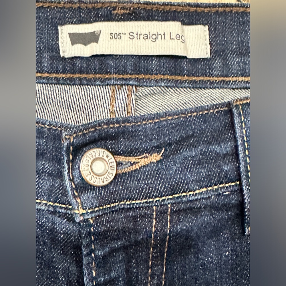 EUC Levi’s Women’s 505 Straight Leg Jeans 30x32 - Picture 5 of 6